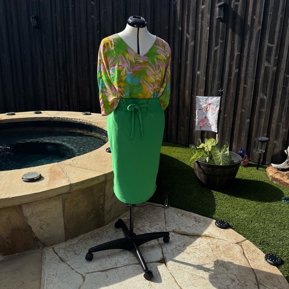 Classic Concepts Green Midi Pencil Skirt with Tie Front - Picture 7 of 9